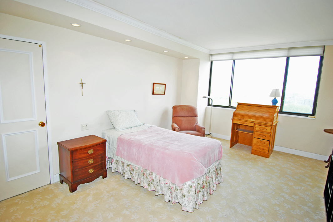 North Shore Towers 1 Bedroom Apartment