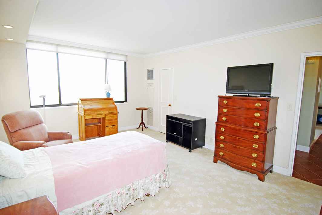 North Shore Towers 1 Bedroom Apartment