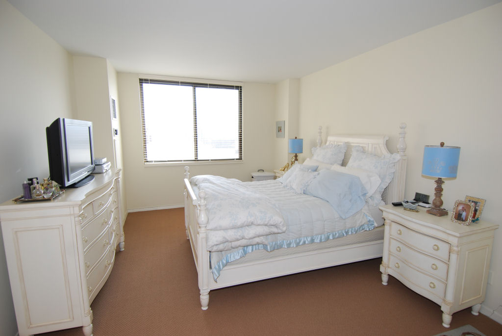 North Shore Towers 1 bedroom apt.