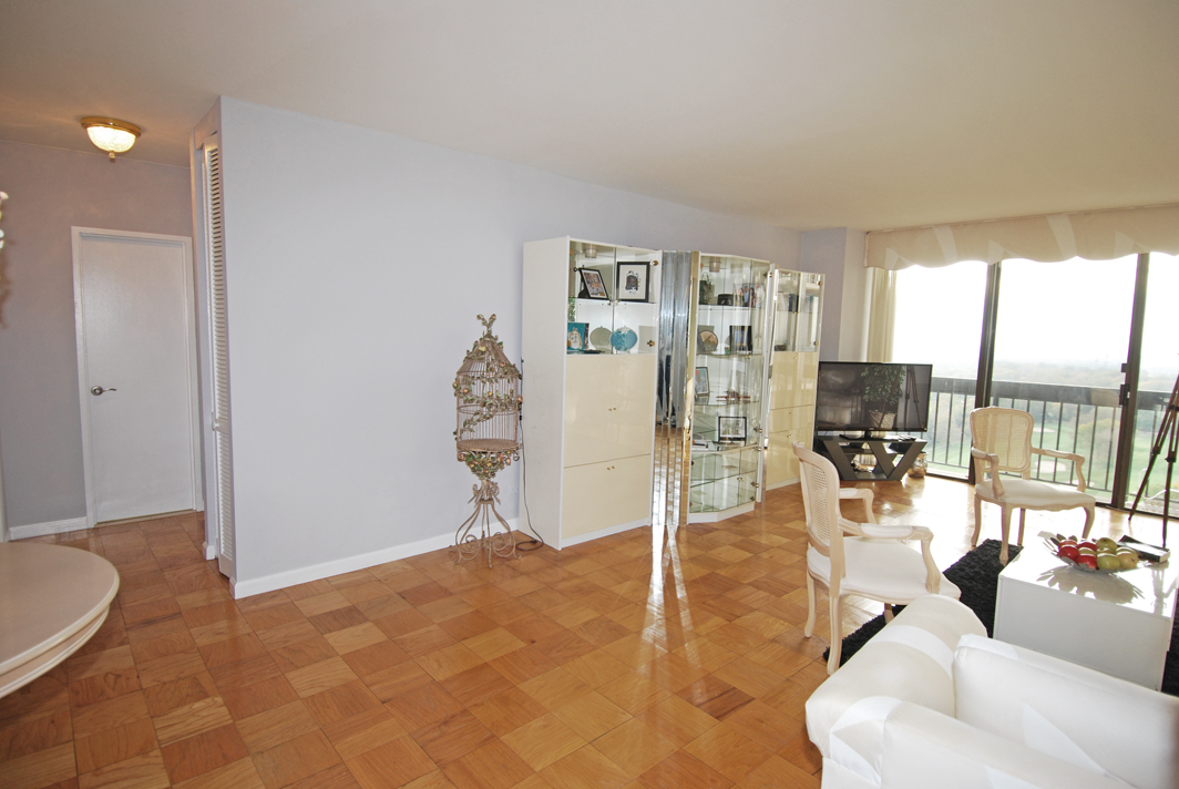 North Shore Towers 1 Bedroom Apartment