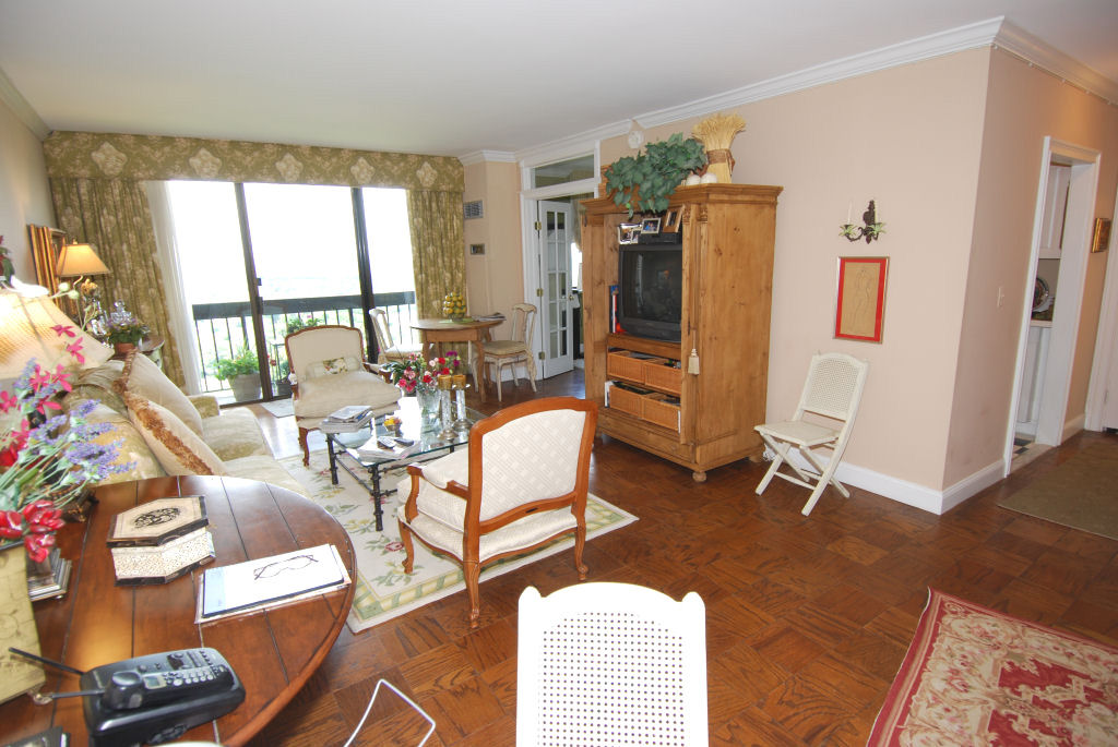 North Shore Towers Alcove Studio