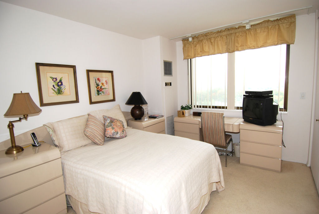North Shore Towers Alcove Studio