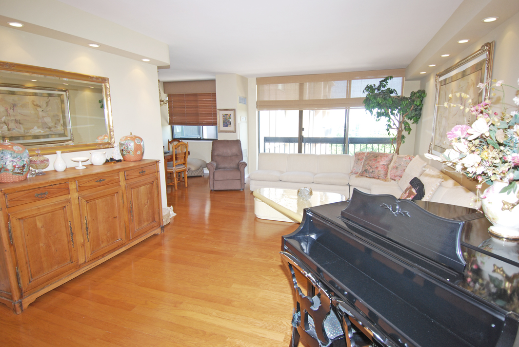 North Shore Towers Apt.